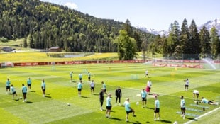 Trainingsstart in Seefeld mit Schnee auf den Bergen