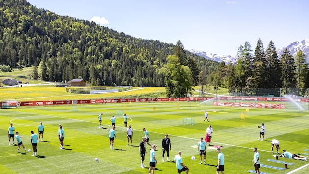 Trainingsstart in Seefeld mit Schnee auf den Bergen