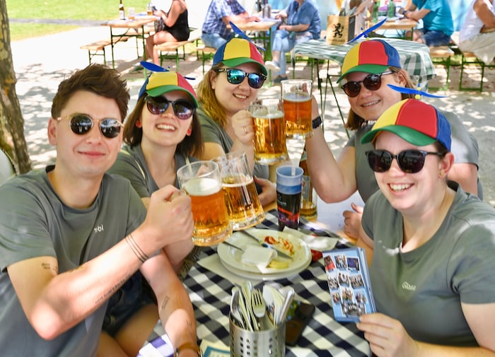 Prost! Im Gruppen-Outfit schmeck’s am besten.