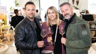 Christian Walter, Ulrike und Mario Hausecker mit Kostproben