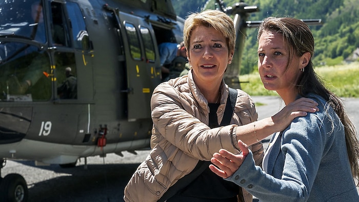 Bundespräsidentin Karin Keller-Sutter (links) und Staatsrätin des Kantons Wallis, Franziska Biner, blicken mit Entsetzen auf das Katastrophengebiet.