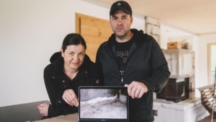 Hunderte Fotos der Mängel haben Barbara und Robert Rachelsperger am Laptop. (Bild: EXPA/ JFK)