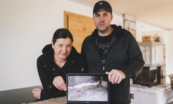 Hunderte Fotos der Mängel haben Barbara und Robert Rachelsperger am Laptop.