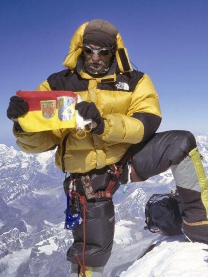 Hans Goger hat am 2. Juni 2005 um 8.30 Uhr auf dem Mount Everest die Fahne des Burgenlandes ...