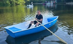 Arnold Schwarzenegger setzte sich am Samstag am Thalersee bei Graz an die Ruder und sorgte für ...