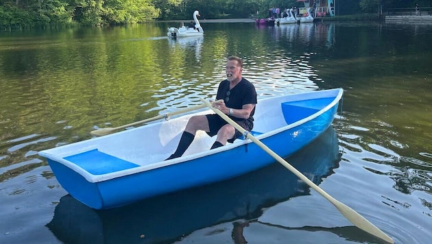 Arnold Schwarzenegger setzte sich am Samstag am Thalersee bei Graz an die Ruder und sorgte für staunende Gesichter.