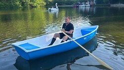 Arnold Schwarzenegger setzte sich am Samstag am Thalersee bei Graz an die Ruder und sorgte für staunende Gesichter. (Bild: Thalersse)