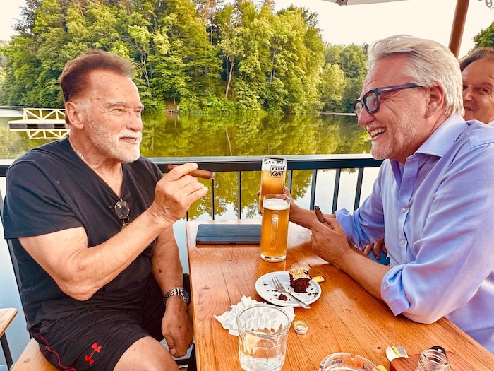 Schwarzenegger genoss ein Bier mit Thalersee-Garten-Chef Florian Bollen.