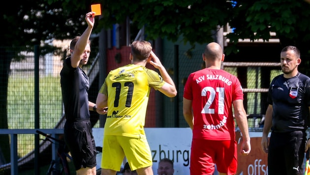 Gleich viermal zückte Referee Baumann den roten Karton, hier gegen Mayer (11)