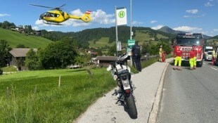 Alle drei Unfallbeteiligten wurden verletzt und von der Rettung bzw. zwei Rettungshubschraubern ...