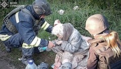 Rettungskräfte versorgen eine verletzte Frau nach einem russischen Luftangriff in der Region ...
