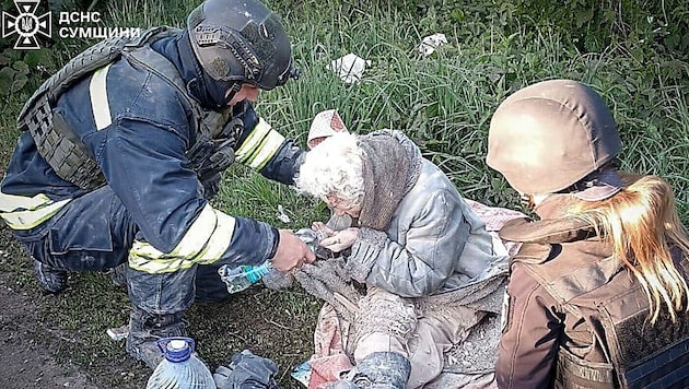 Rettungskräfte versorgen eine verletzte Frau nach einem russischen Luftangriff in der Region Sumy.