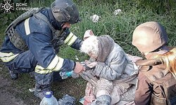 Rettungskräfte versorgen eine verletzte Frau nach einem russischen Luftangriff in der Region ...