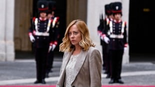 Premierministerin Girogia Meloni sorgt sich um ihre achtjährige Tochter und ruft zu einem gemeinsamen Kampf gegen Hass im Netz auf. (Bild: EPA/RICCARDO ANTIMIANI)