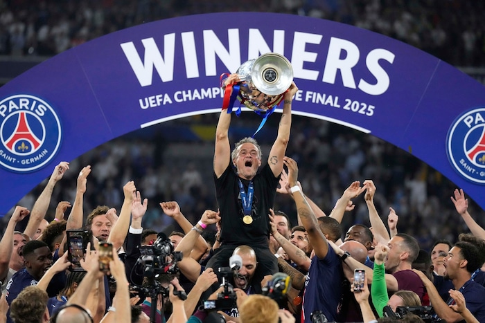 Luis Enrique mit der Champions-League-Trophäe