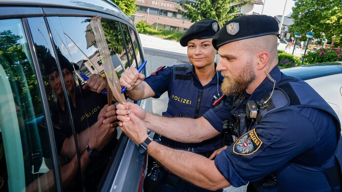 Polizisten probierten es zuerst mit Klebeband