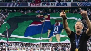 Luis Enrique – dessen mit neun Jahren verstorbene Tochter von den PSG-Fans geehrt wird …