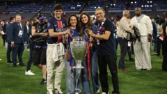 Luis Enrique (re., mit Familie) will bei der Trophäe nochmals zugreifen.
