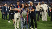 Luis Enrique (re., mit Familie) will bei der Trophäe nochmals zugreifen.