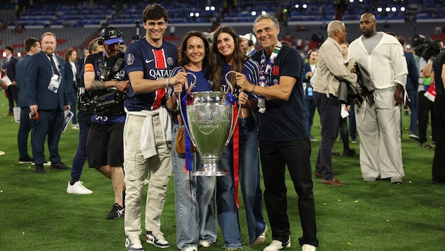 Luis Enrique (re., mit Familie) will bei der Trophäe nochmals zugreifen.