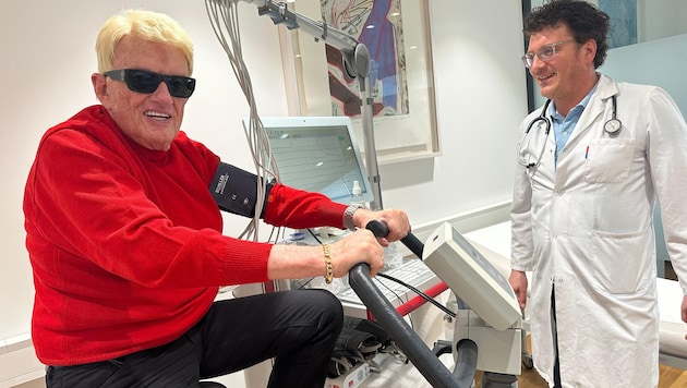 Star-Entertainer Heino beim Kitzbüheler Arzt Bernhard Heindl.