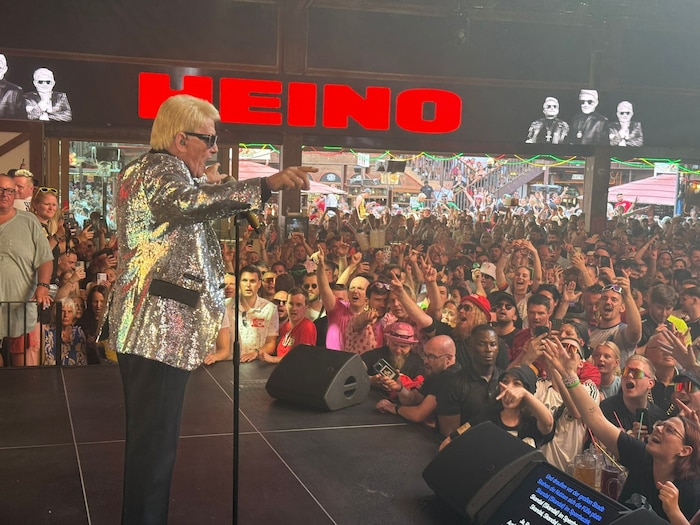 Zahlreiche Fans, darunter auch etliche Heino Doubles, mischten sich unter das Partyvolk am Samstagabend im Bierkönig.