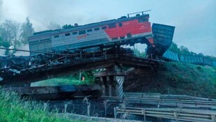 Der Ort des Brückeneinsturzes auf einem Bild, das die russischen Behörden veröffentlicht haben. (Bild: AP/AP ( via APA) Austria Presse Agentur)