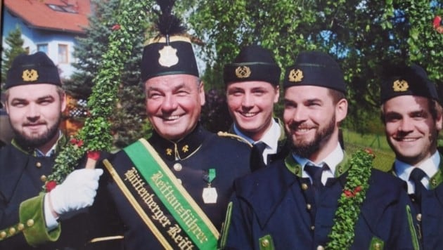 Wenn der Vater mit den Söhnen: Fünf Leikams beim Reiftanz. (Bild: Reiftanz Hüttenberg Leikam)