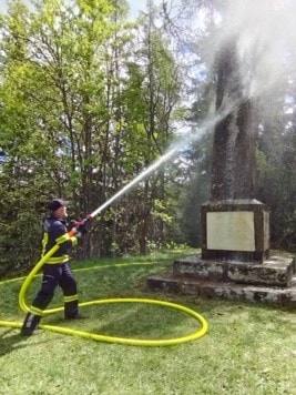 Das Denkmal, das die Hüttenberger Eisenwerksgesellschaft 1873 zum Besuch des Erzherzoges Rudolf errichtet hatte, wurde gereinigt. (Bild: Reiftanz Hüttenberg Leikam)