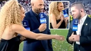 Kate Scot reicht Khabib Nurmagomedov (irrtümlich?) die Hand – und entschuldigt sich dafür. (Bild: YouTube.com/MMA Squad)