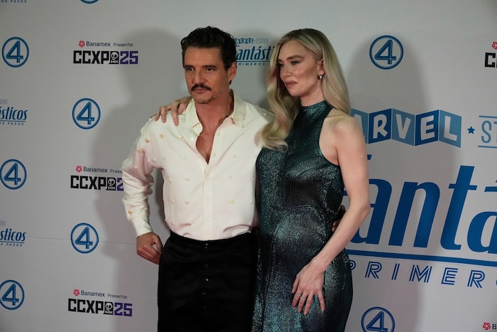 Pedro Pascal posiert mit seiner schwangeren Kollegin Vanessa Kirby
