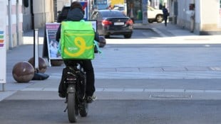Essenslieferungen bleiben von der neuen Paketsteuer verschont, die Zusteller müssen allerdings ...