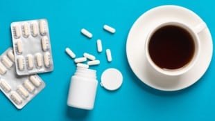 Bestimmte Medikamente vertragen sich nicht mit Koffein. (Bild: splitov27 - stock.adobe.com)
