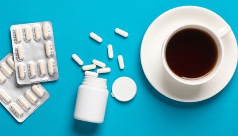 Bestimmte Medikamente vertragen sich nicht mit Koffein. (Bild: splitov27 - stock.adobe.com)