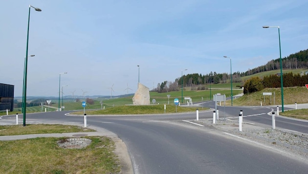 Großer Einschnitt ins Landschaftsbild oder zukunftsweisende Produktion neuer Energie? So hätte das fertige Projekt ausschauen können, nun werden nur drei Windräder gebaut.
