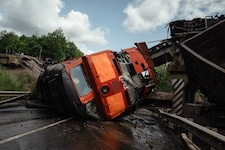 Wer steckt hinter den zerstörten Brücken und Zugunglücken in Russland? Ermittler gehen von einer Explosion aus, Politiker in Moskau machen die Ukraine verantwortlich. (Bild: AFP/HANDOUT)