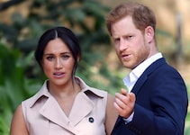 Herzogin Meghan und Prinz Harry sind 2020 in die USA ausgewandert und als aktive Mitglieder der ...