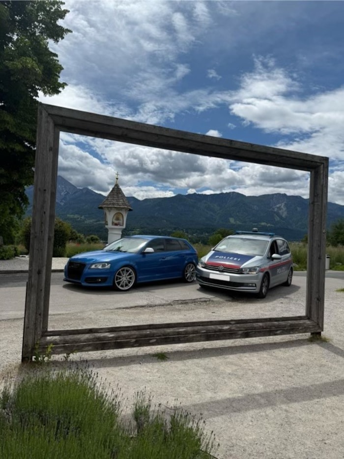 Heuer kam es kaum zu Auseinandersetzungen zwischen Tuning-Szene und Polizei, hier posierten die Beamten sogar gemeinsam mit einem PS-Boliden am Faaker See.