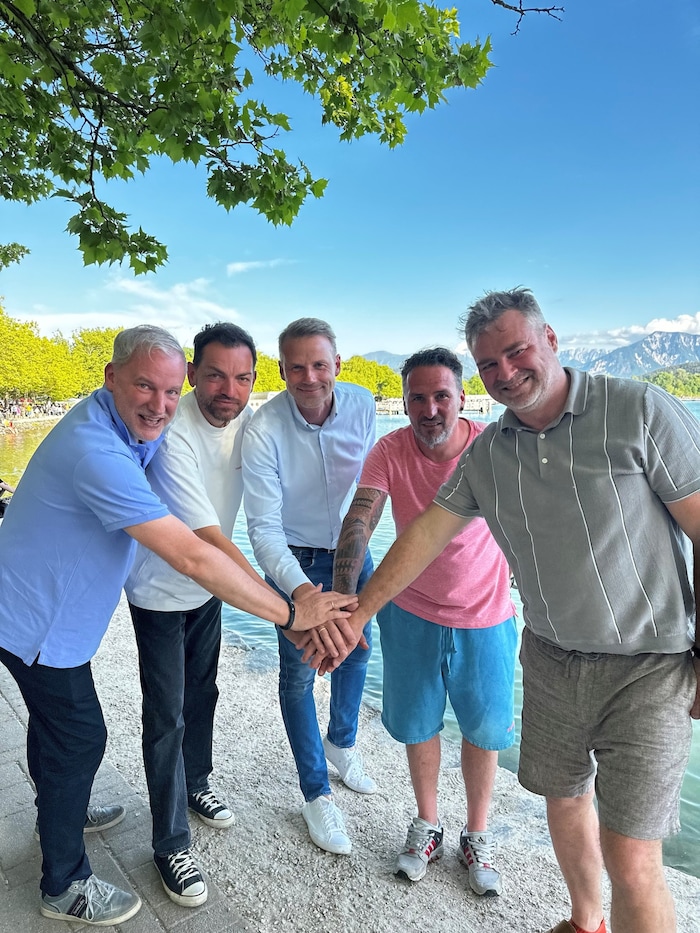 Helmuth Micheler und Adi Kulterer (jeweils außen) vom Tourismusverband Klagenfurt und See-Gastronom kämpften stark für das Auto-Event. Veranstalter Füllborn (zweiter von links) und sein Team ist dankbar für die Unterstützung.