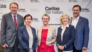 Bürgermesister Matthias Stadler mit Karin Thallauer und Petra Fischer (Caritas) sowie ...