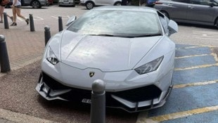 Dieses Foto löste in einer Facebook-Gruppe im britischen Torquay einen Sturm aus: Ein Lambo quer in der Behindertenbucht – ohne sichtbaren Ausweis (Bild: Spotted Torquay)