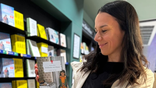 Kasandra Blazan mit ihrem Buch „Ausländer mit Klasse“