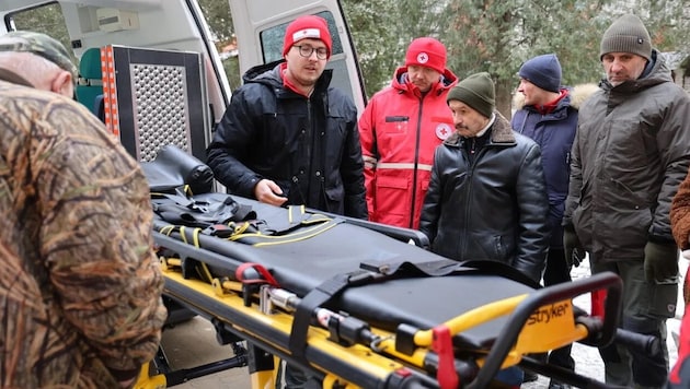 Georg Tertsch übte mit ukrainischen Kollegen auch den sicheren Transport von Patienten.