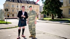 „Krone“-Redakteur Perry mit seinem Kameraden Härtinger