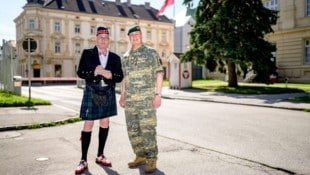 „Krone“-Redakteur Perry mit seinem Kameraden Härtinger