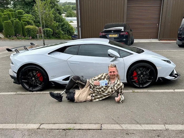 Der Fahrer des Luxusautos konterte lässig – mit Prothese, Ausweis und einem breiten Grinsen.