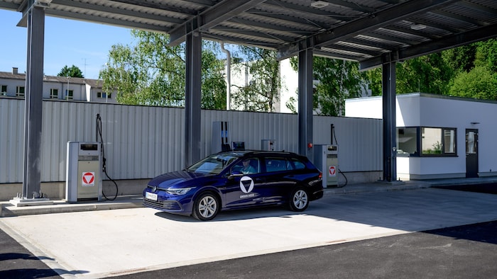 Unter Brigadier Härtingers Kommando werden die 18 Kasernen zu energieautarken Versorgungsfestungen ausgebaut. In St. Pölten wird demnächst eine Tankstelle eröffnet. Auch die Militärpolizei hat hier ihren Stützpunkt.