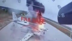 Zahlreiche Bomber brennen nach dem Drohnenangriff.