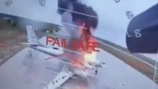 Zahlreiche Bomber brennen nach dem Drohnenangriff. (Bild: Screenshot x.com/ChristopherJM)