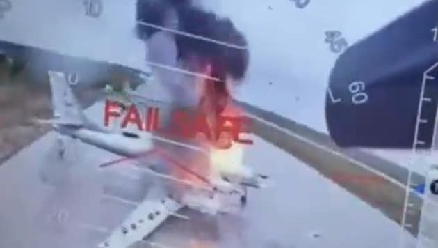 Zahlreiche Bomber brennen nach dem Drohnenangriff.